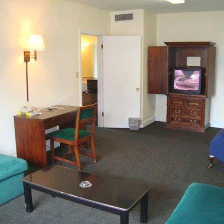 Town House Motel Tupelo Buitenkant foto