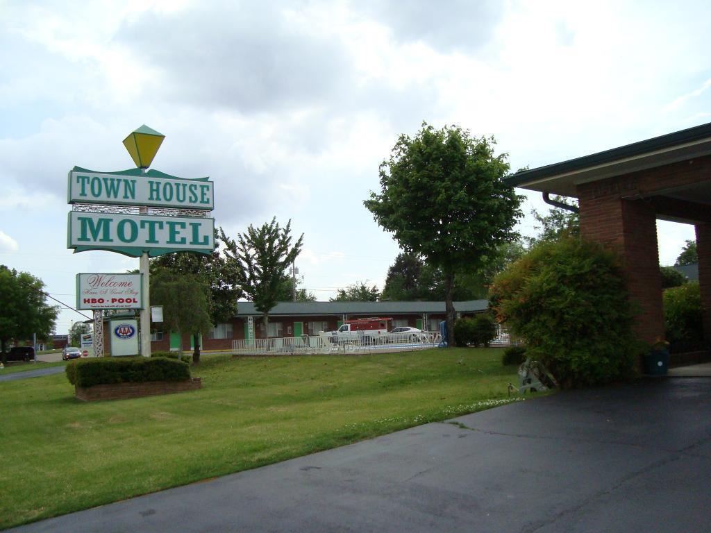 Town House Motel Tupelo Buitenkant foto